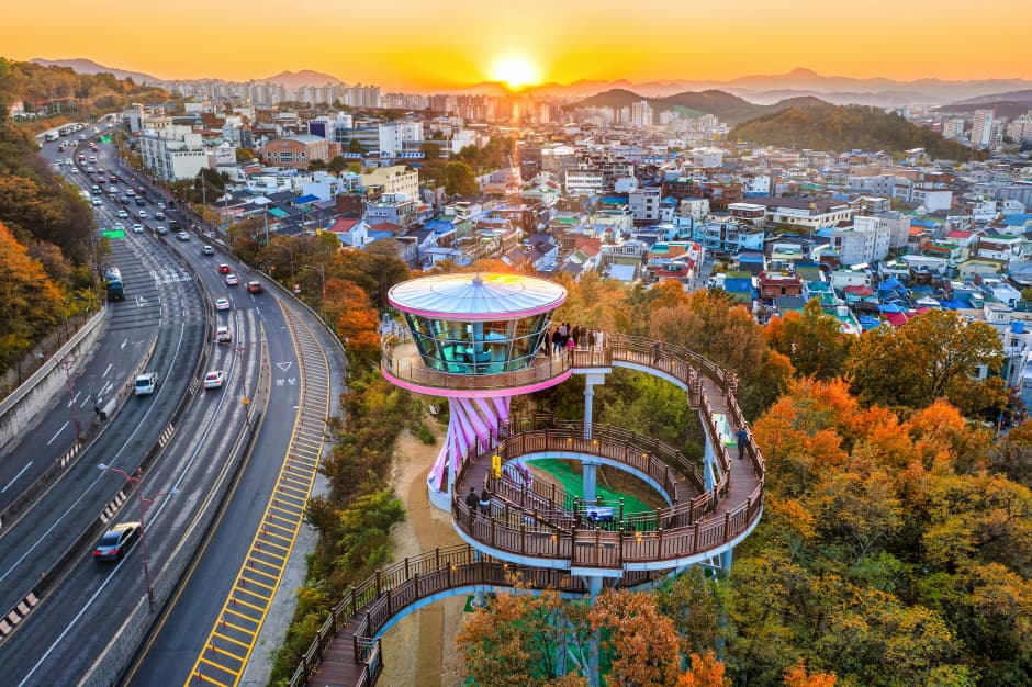 Apsan Mountain Haeneomi Observatory (앞산 해넘이전망대)