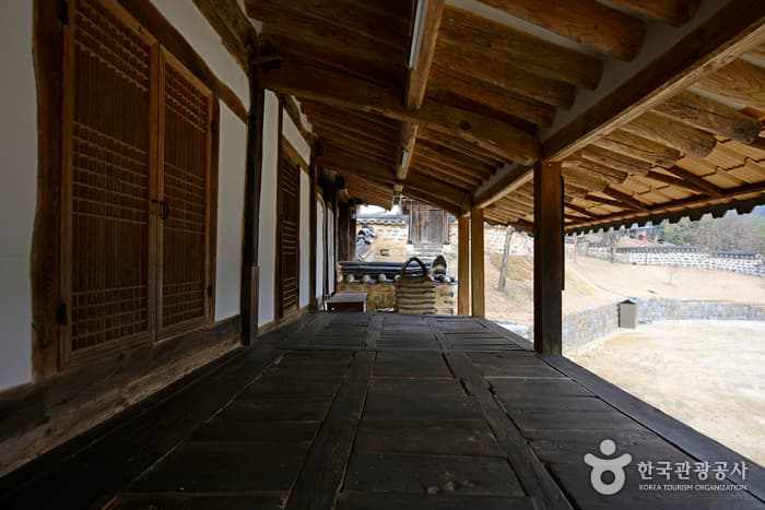 숙박_충남_논산 백일헌 종택_윗사랑_툇마루