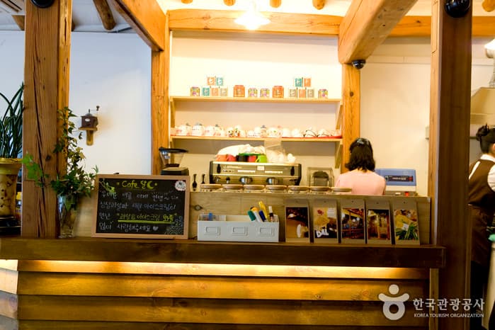 서울 삼청동 카페달 내부_5