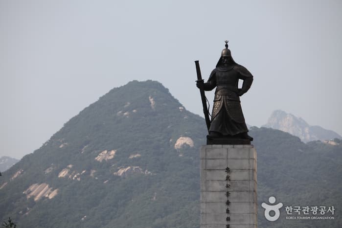 忠武公李舜臣铜像（충무공 이순신 동상）