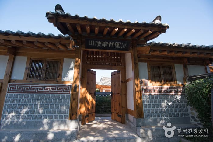 山清聿修园（산청율수원）