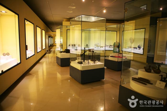 The Deep Rooted Tree Museum (순천시립 뿌리깊은나무 박물관)