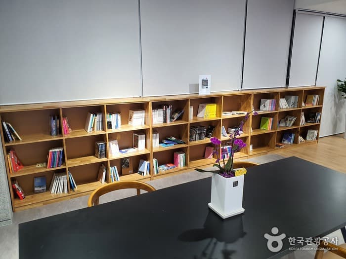 전남_호텔케니여수_부대시설 도서라운지1