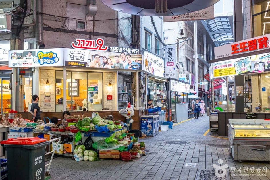 安东市场炖鸡一条街（안동시장 찜닭골목）