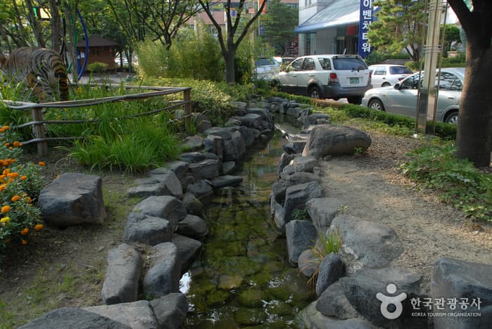 Yuseong Hot Springs