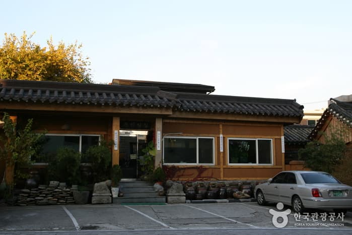 Keungiwajip (큰기와집)