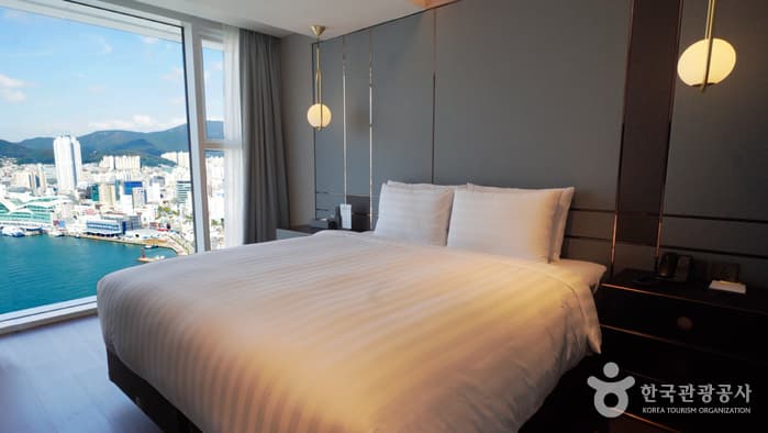 부산_라발스 호텔_PREMIUM SUITE HALF OCEAN 1