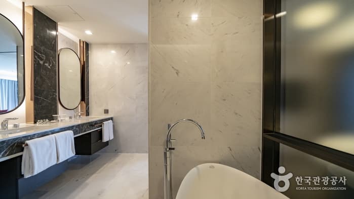 부산_라발스 호텔_PREMIUM SUITE HALF OCEAN 3
