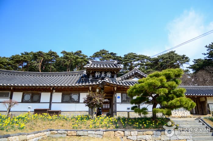 Seosan House of Yu Gibang (서산 유기방가옥)