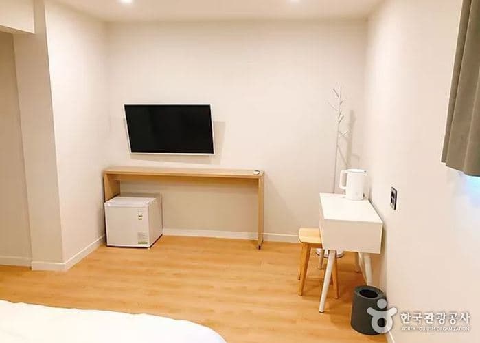 전남_언노운호텔_디럭스 2