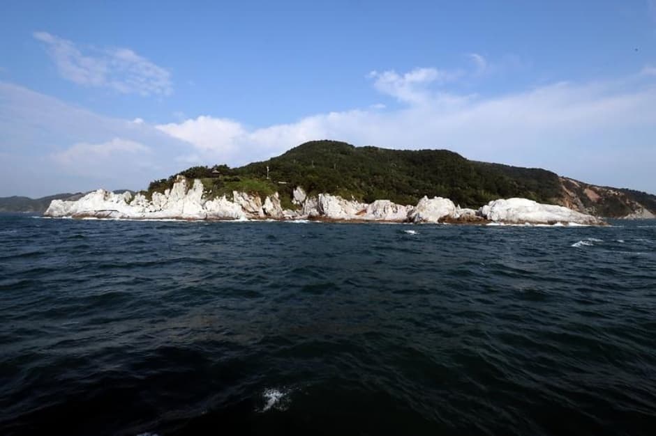 粉岩与月带(분바위와 월띠)