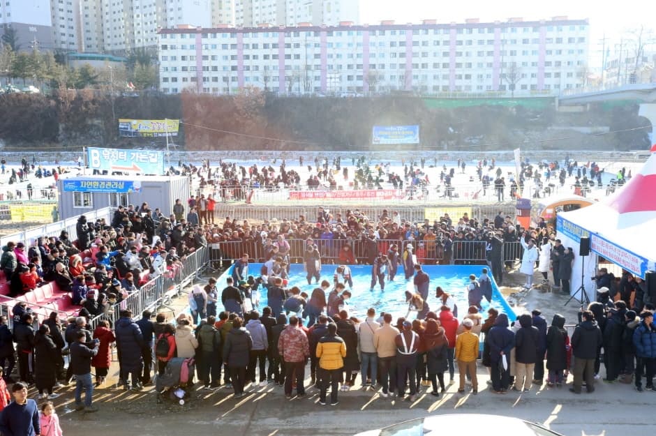 Hongcheongang Winter Festival (홍천강 꽁꽁축제)
