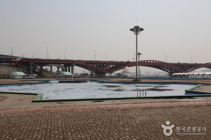 汉江市民公园望远游泳场(室外)한강시민공원 망원수영장(실외)