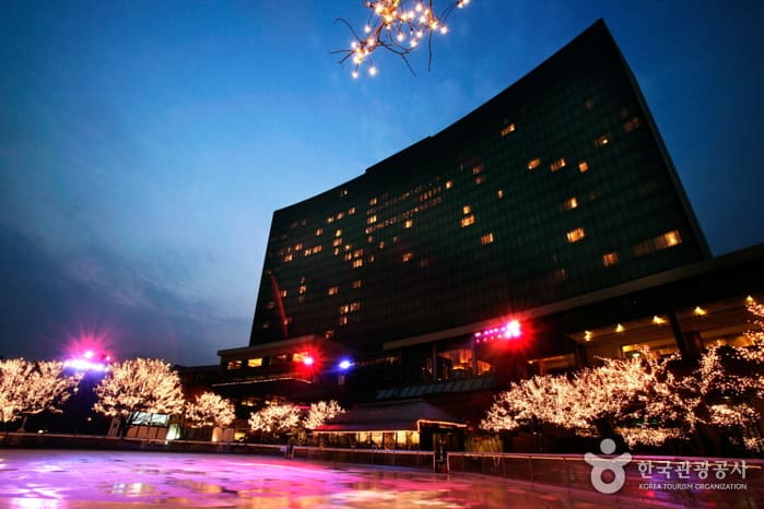 Grand Hyatt Seoul Ice Skating Rink (그랜드하얏트 서울 아이스링크)
