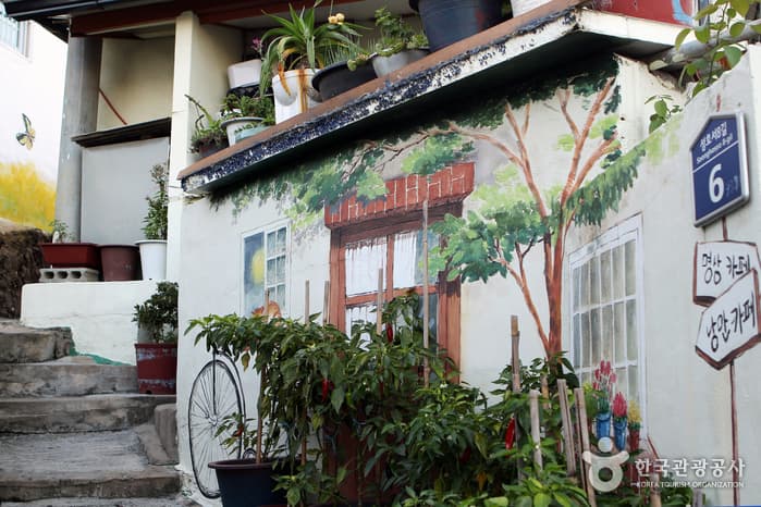 Gagopa Kkoburang-gil Mural Village (가고파 꼬부랑길 벽화마을)