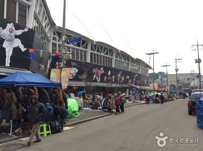 首尔跳骚市场传统文化体验馆(서울풍물시장 전통문화체험관)