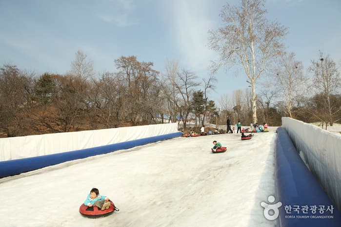 Korean Children’s Center Snow Sledding Field (어린이회관 눈썰매장)