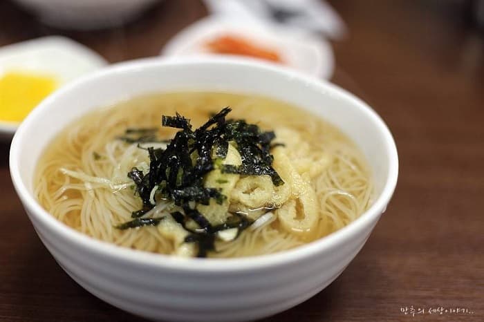 高大前鳀鱼汤面 ( 고대앞멸치국수 )