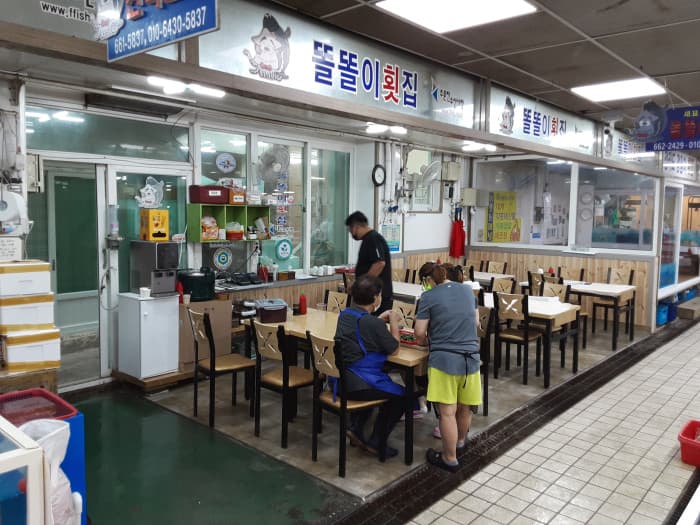 Sin Ttolttori Hoetjip ( 신똘똘이횟집 )