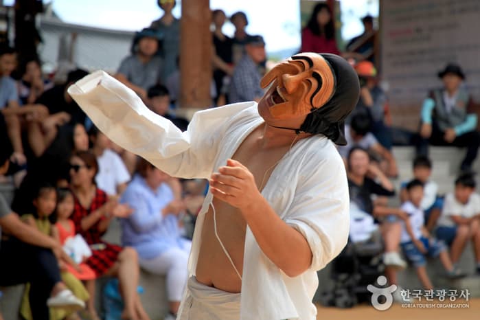 Hahoe Byeolsingut Tallori (Mask Dance Drama of Hahoe) (하회별신굿탈놀이 상설공연)