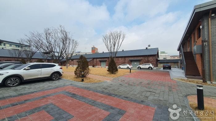 충북_엽연초하우스_주차장2