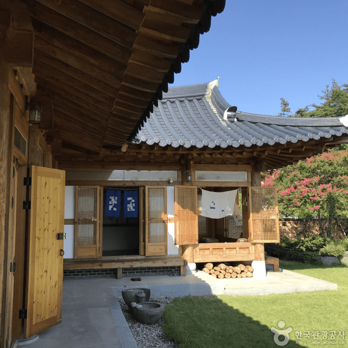 月光韩屋水流花开[韩国旅游品质认证/Korea Quality] (달빛한옥 수류화개 [한국관광 품질인증/Korea Quality])
