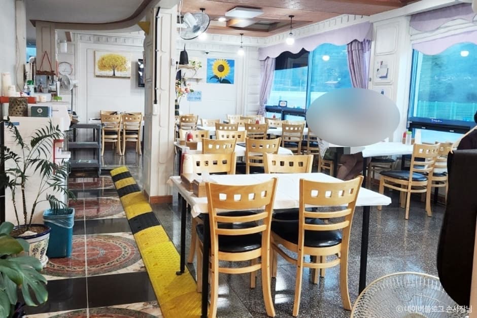 경상남도_하동군_황금재첩식당_내부_1