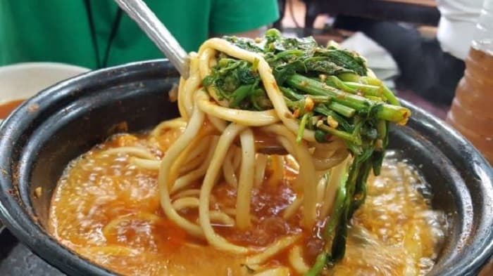 登村刀切面蘑菇鲜辣鱼汤 ( 등촌칼국수버섯매운탕 )