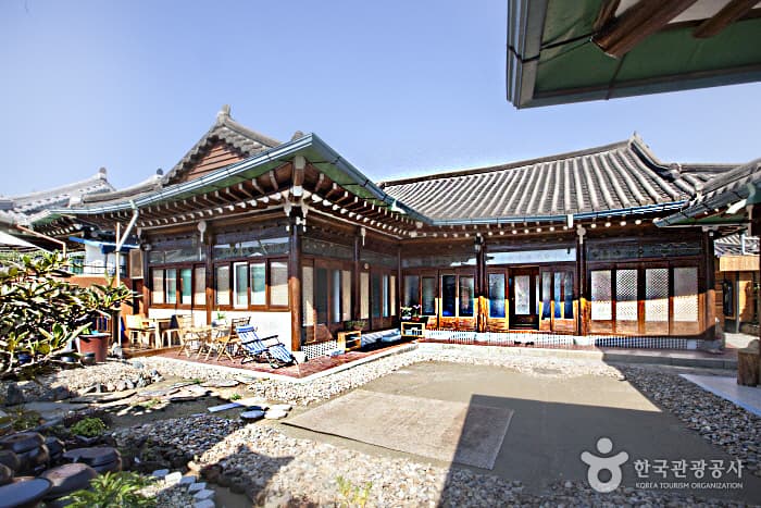 The Hanok (더 한옥)