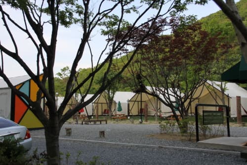 산세 깊은 계룡산에서 쾌적한 글램핑