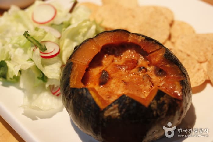 Gogung Tteurak (고궁뜨락)