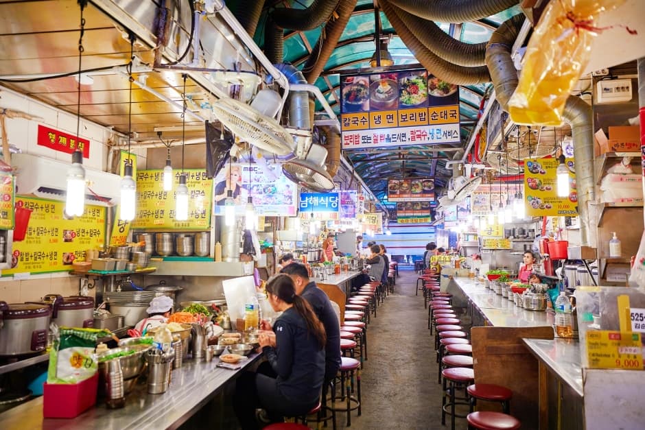 南大门市场美食街(刀切面一条街) (남대문시장 먹자골목(칼국수 골목))