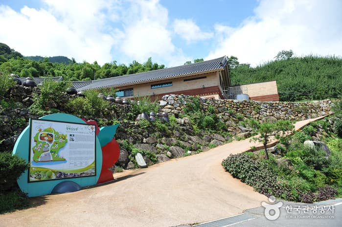 Cheong Maesil Farm (홍쌍리 청매실농원)