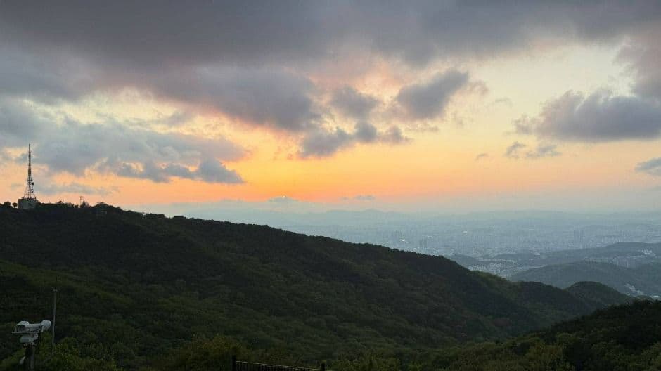 식장산 정상쉼터