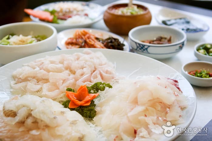 Dongbaekseom Hoetjip (동백섬횟집)
