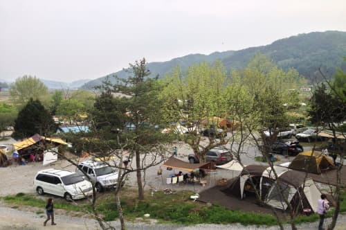 여백과 낙엽 향 가득한 하룻밤