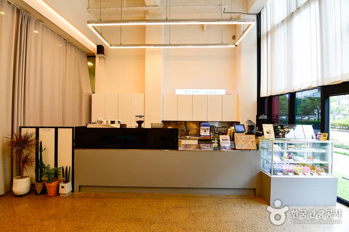 경남_뉴라온스테이_부대시설 카페2