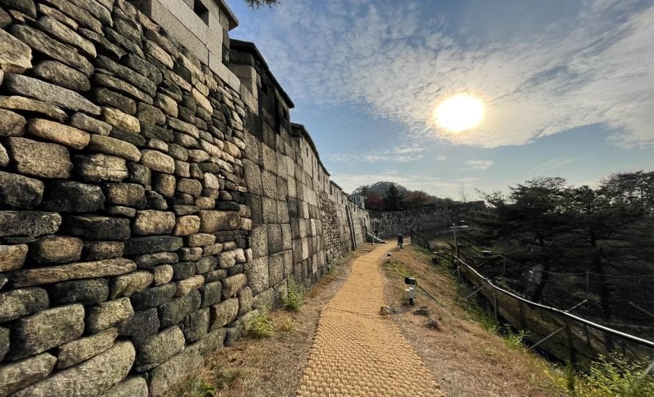 首尔汉阳都城白岳区间 (서울한양도성 백악구간)